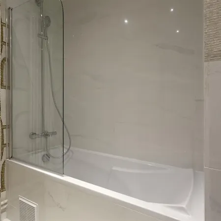 贝斯特韦斯特隆赛雷剧院酒店 酒店